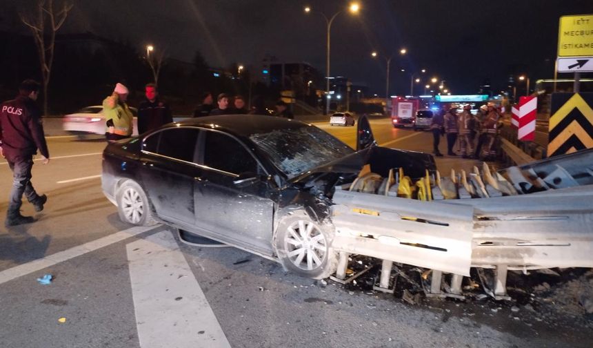 Kadıköy’de kontrolden çıkan otomobil bariyere çarptı: 3 yaralı