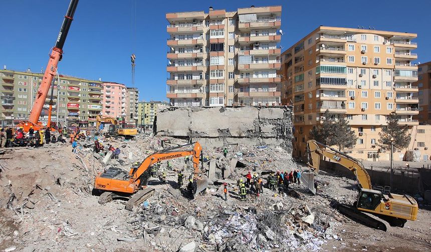 Depremde yıkılan Serin-2 apartmanı sanıkları hakim karşısında