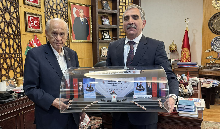 MHP'li Yıldız, MHP Lideri'ne; MHP kongresine ait bir görüntünün minyatür maketini hediye etti.