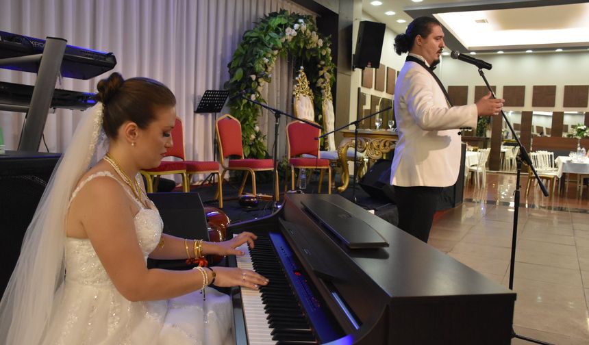 Trabzon'da piyanist gelin ve opera sanatçısı damat düğünlerinde sahne aldı