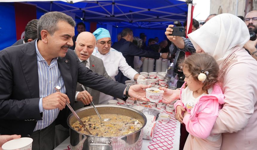 Milli Eğitim Bakanı Tekin, Erzurum'da vatandaşlara aşure dağıttı