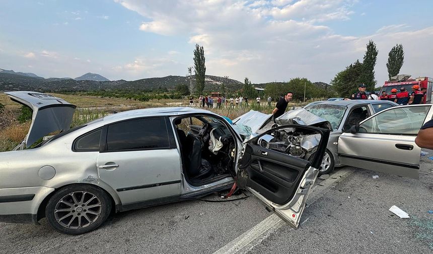 Burdur'da iki otomobil çarpıştı: 1 ölü, 9 yaralı