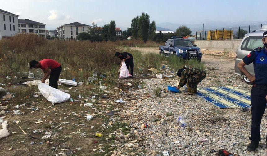 Bursa'da çevreyi kirleten kişilere mıntıka temizliği yaptırıldı