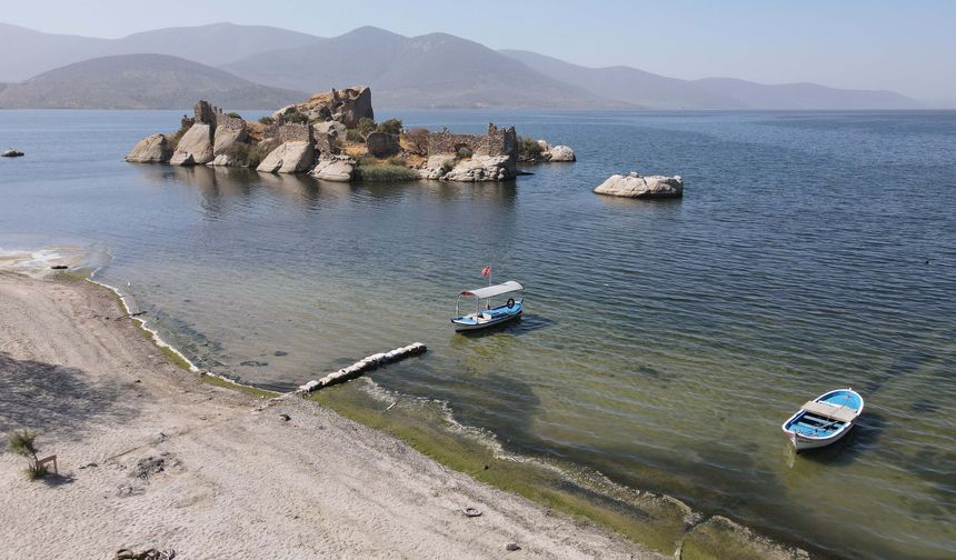 Ege Bölgesi'nin en büyük doğal gölü Bafa, kuraklığın etkisiyle 30 metre çekildi.