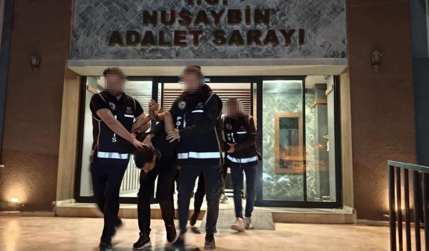 Mardin'de "dur" ihtarına uymayıp polise çarpan aracın sürücüsü ve 2 şüpheli tutuklandı