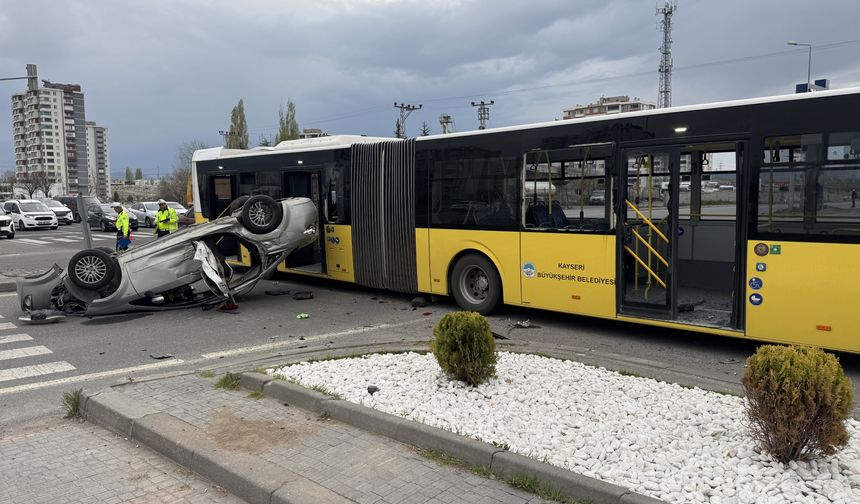 Kayseri'de belediye otobüsüyle otomobilin çarpıştığı kazada 9 kişi yaralandı