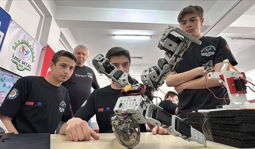Kocaeli'de meslek lisesi öğrencileri, uluslararası robot yarışmalarında zirveyi bırakmıyor