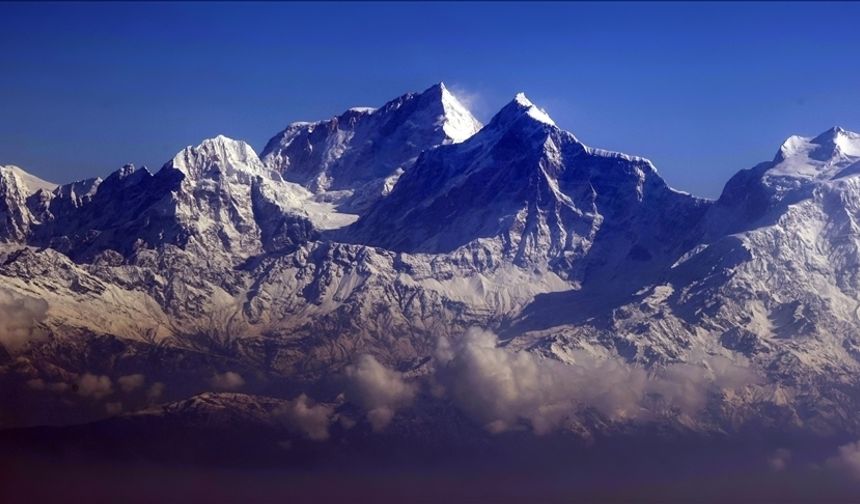 Everest'te şerpalar zirveye kadar olan rotanın ip hattı kurulumunu tamamladı