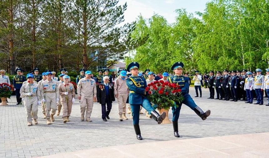 Astana’da Büyük Zafer’in 80. Yılı: Kazak Halkı Şehitlerini Unutmadı