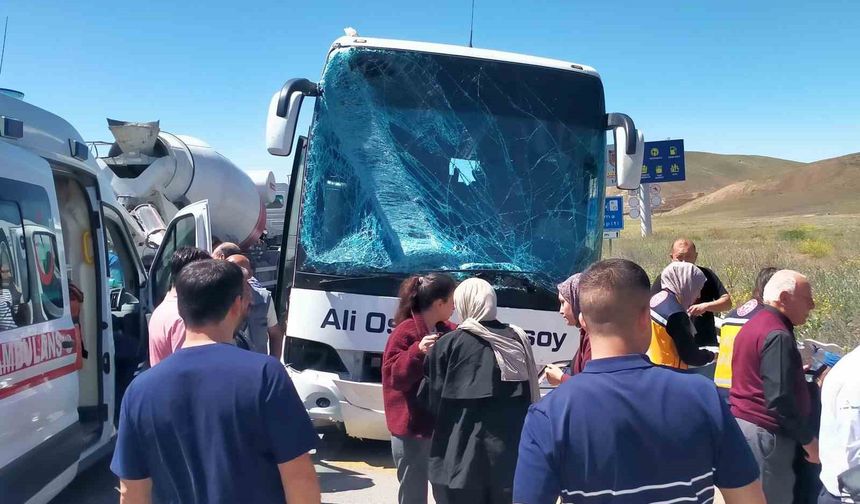 Yolcu otobüsü EDS direğini devirip karşı şeride geçti: 2 yaralı