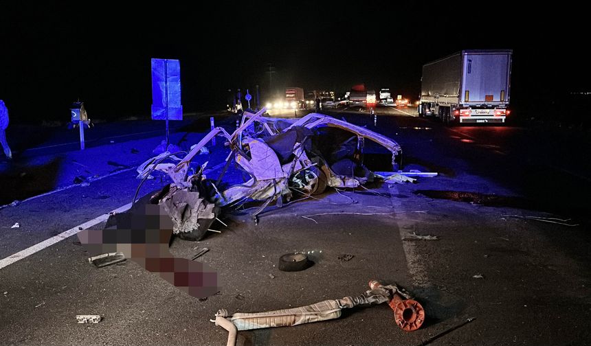 Şanlıurfa'da tır ile otomobil ile tırın çarpıştığı kazada 1 kişi öldü, 1 kişi ağır yaralandı