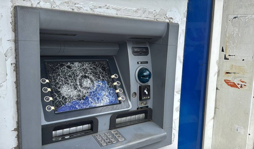 Bayrampaşa'da bankalara ait ATM'lere zarar verildi