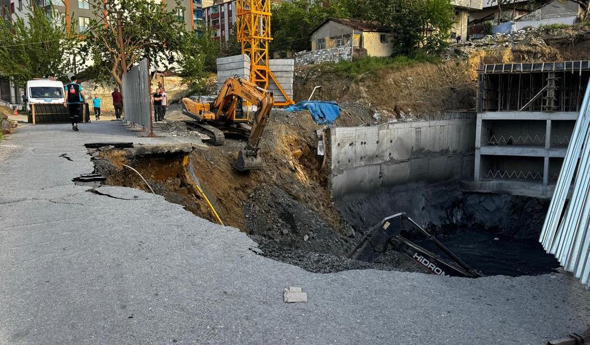 Gaziosmanpaşa'da inşaat çalışması sırasında yol çöktü