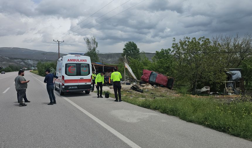 Erzincan'da bahçeye devrilen otomobilin sürücüsü ağır yaralandı