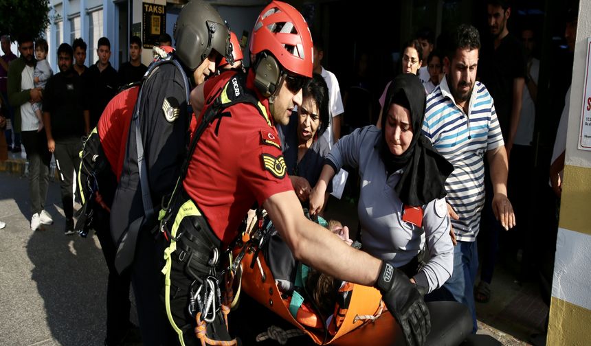 Fethiye'de kayalıklara düşen yamaç paraşütçüsü helikopterle kurtarıldı
