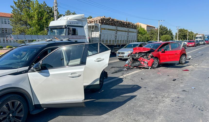 4 otomobilin karıştığı trafik kazasında 7 kişi yaralandı