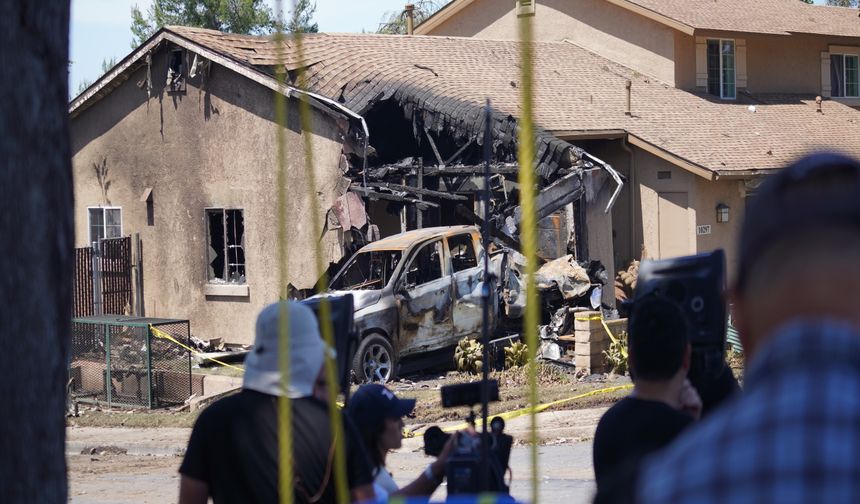 ABD'nin California eyaletinde küçük uçak yerleşim yerine düştü