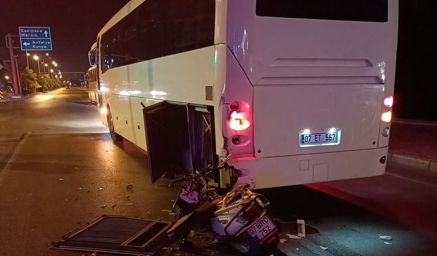 Alanya'da midibüsle çarpışan motosikletin sürücüsü hayatını kaybetti