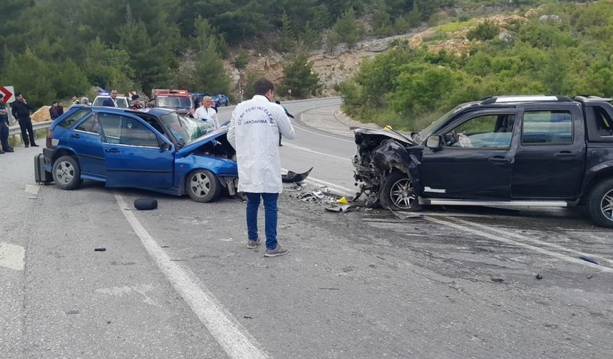 Antalya'da pikap ve otomobilin çarpıştığı kazada 1 kişi hayatını kaybetti, 3 kişi yaralandı