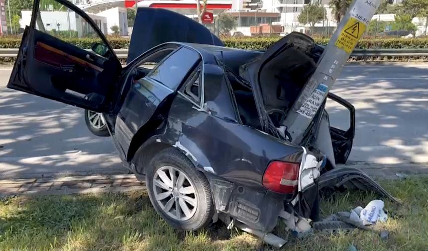 Bursa'da aydınlatma direğine çarpan otomobildeki 2 kişi yaralandı