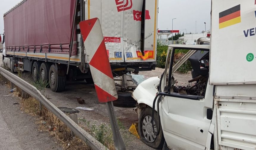 Bursa'da park halindeki tıra çarpan kamyonetteki 2 kişi hayatını kaybetti