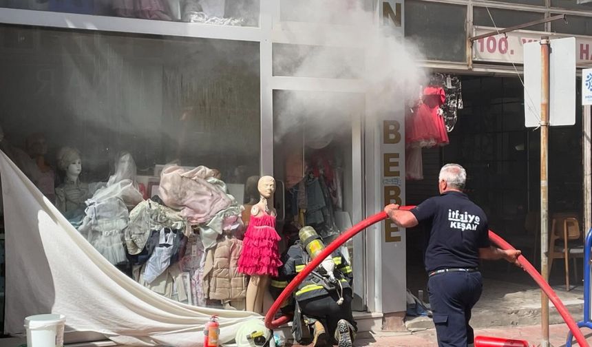 Edirne'de çocuk kıyafeti satılan iş yerinde çıkan yangın söndürüldü