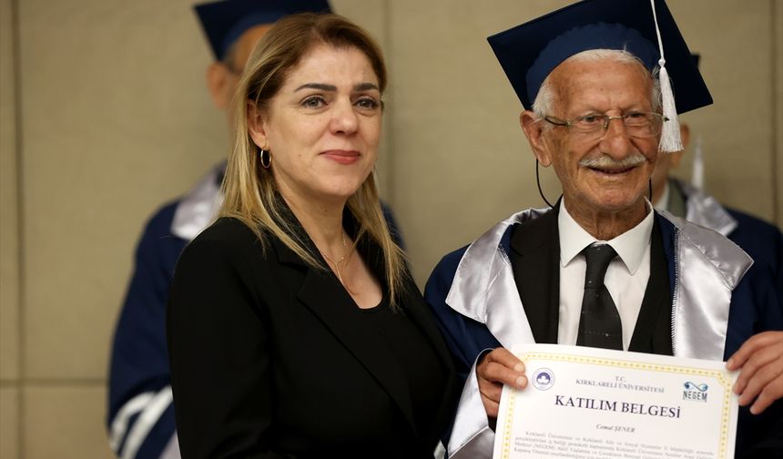 Kırklareli'nde "aktif yaşlanma eğitimi"ne katılan huzurevi sakinleri kep attı