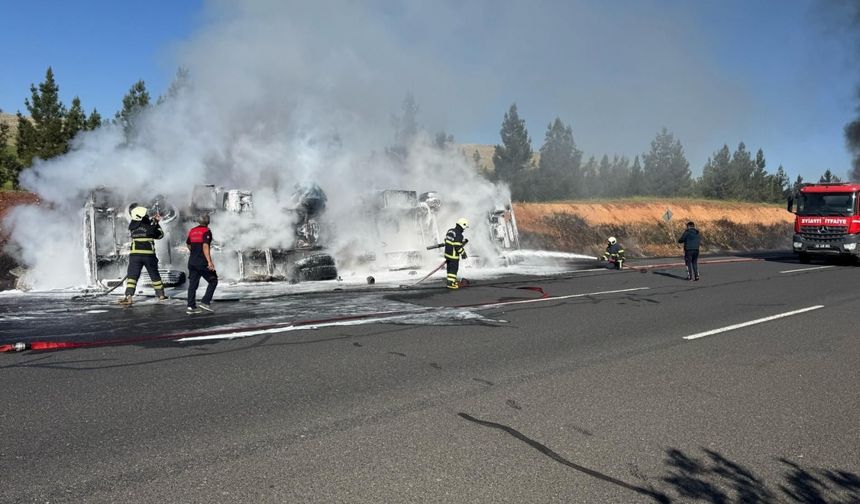 Şanlıurfa'da devrilen akaryakıt yüklü tankerde yangın çıktı