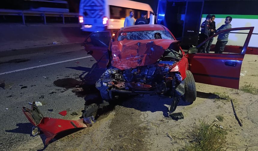Tekirdağ'da otomobil ile midibüsün çarpıştığı kazada 1 kişi hayatını kaybetti