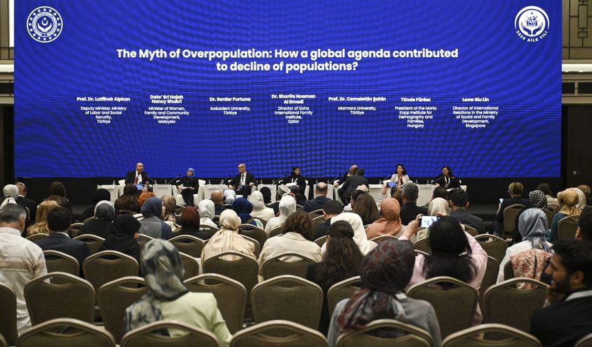 Uluslararası Aile Forumu'nun ikinci gününde nüfusla ilgili panel yapıldı
