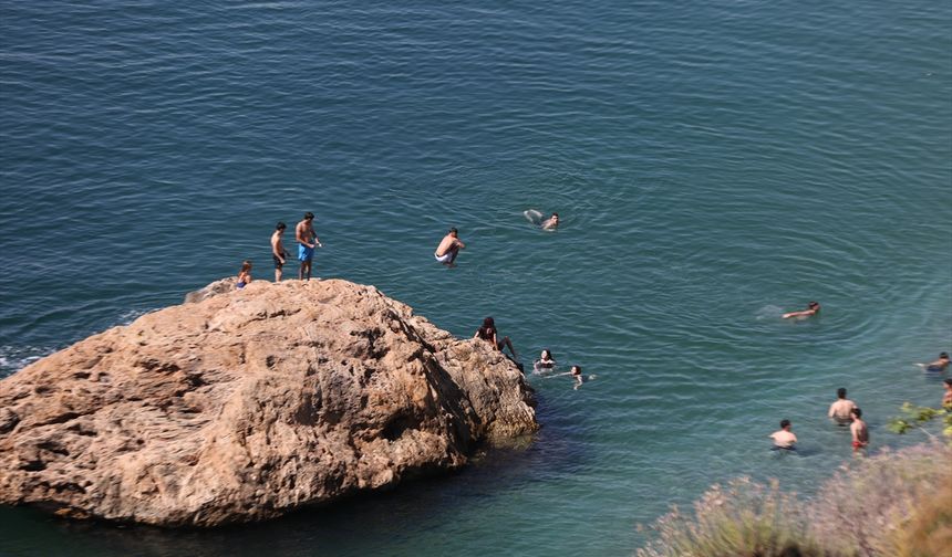 Antalya sahillerinde sıcak hava yoğunluğu