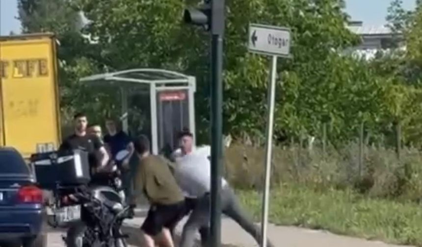 Trafik durdu yumruklar havada uçuştu