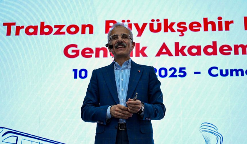 Bakan Uraloğlu, Trabzon Büyükşehir Belediyesi Gençlik Meclisi Siyaset Akademisi Programı’na katıldı