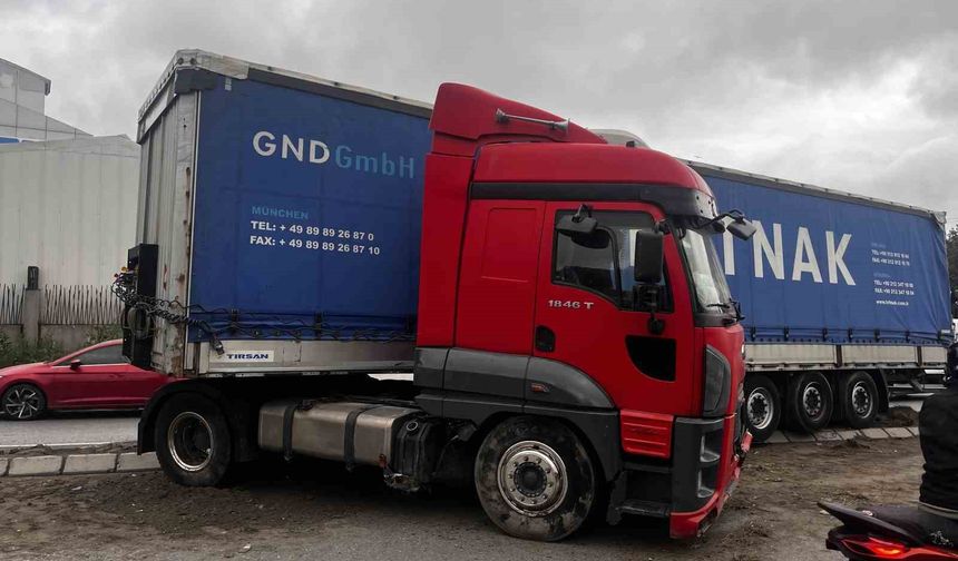 Esenyurt’ta kontrolden çıkan tır PTS direğine çarptı