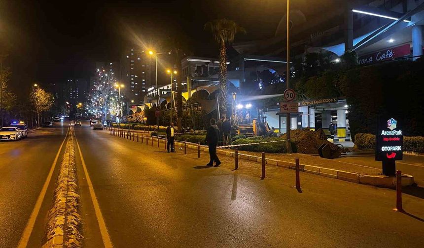 Küçükçekmece’de doğalgaz borusu kırıldı, AVM’dekiler panikle kaçtı