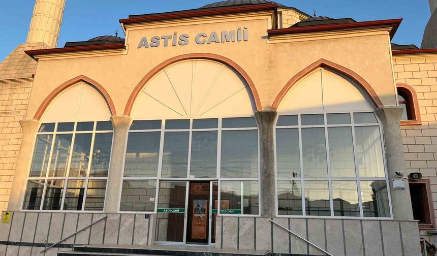 Öğle namazını kıldırdı, kalp krizi geçirip hayatını kaybetti