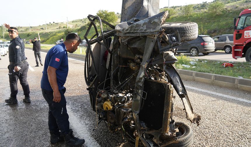 Anneler Günü’nde yürek yakan kaza: Hurdaya dönen otomobildeki kadın hayatını kaybetti