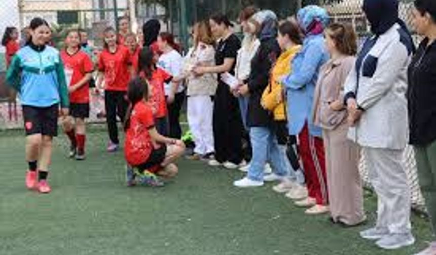 Amasya'da kadın futbolcular, antrenmanda annelerinin Anneler Günü'nü kutladı