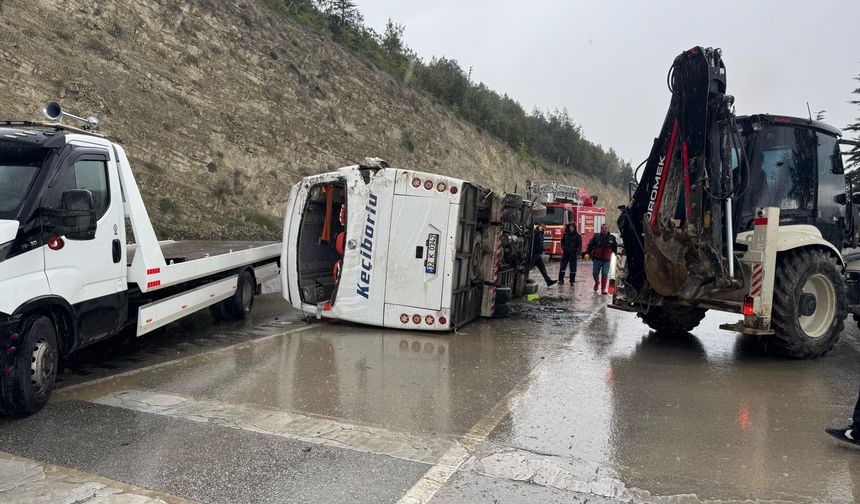 Isparta'da devrilen midibüsteki 15 kişi yaralandı