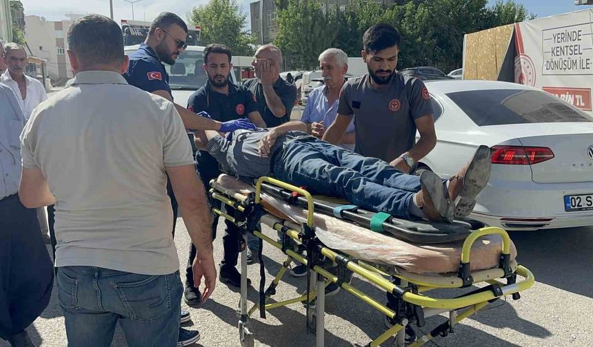 Motosikletin çarptığı yaya yaralandı