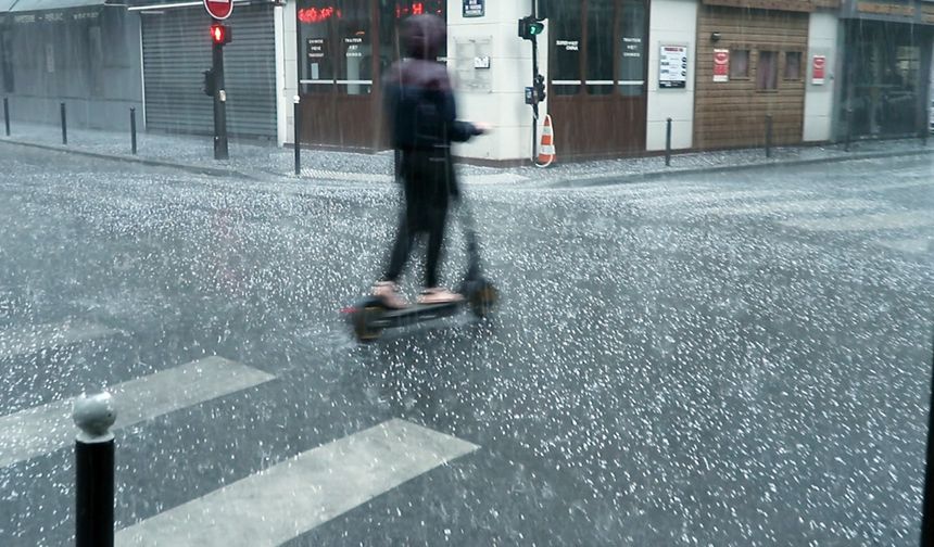 Paris’te 25 derece sıcaklıkta dolu yağdı