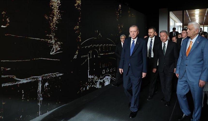Cumhurbaşkanı Erdoğan, "Bir Şiir Bir Hayat Canım İstanbul" sergisini gezdi
