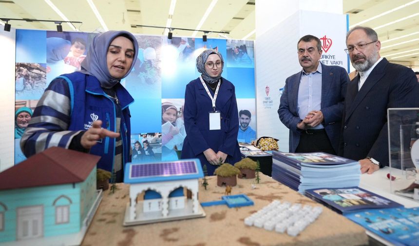 Bakan Tekin’den İslam Sanatları Fuarı’na Ziyaret: Kültür dünyamız açısından son derece kıymetli