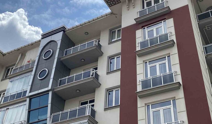 Apartmanın 5’inci katından düşen 2 yaşındaki çocuk hayatını kaybetti