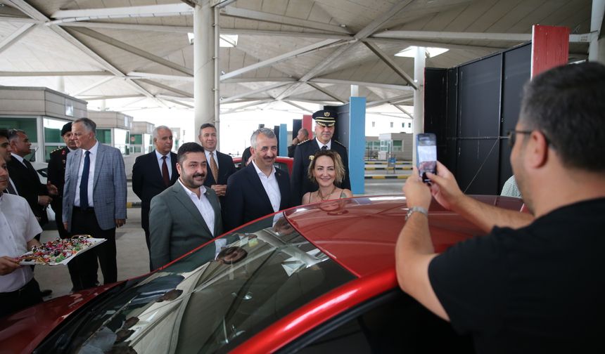 Edirne Valisi Sezer Kapıkule'de vatandaşlarla bayramlaştı