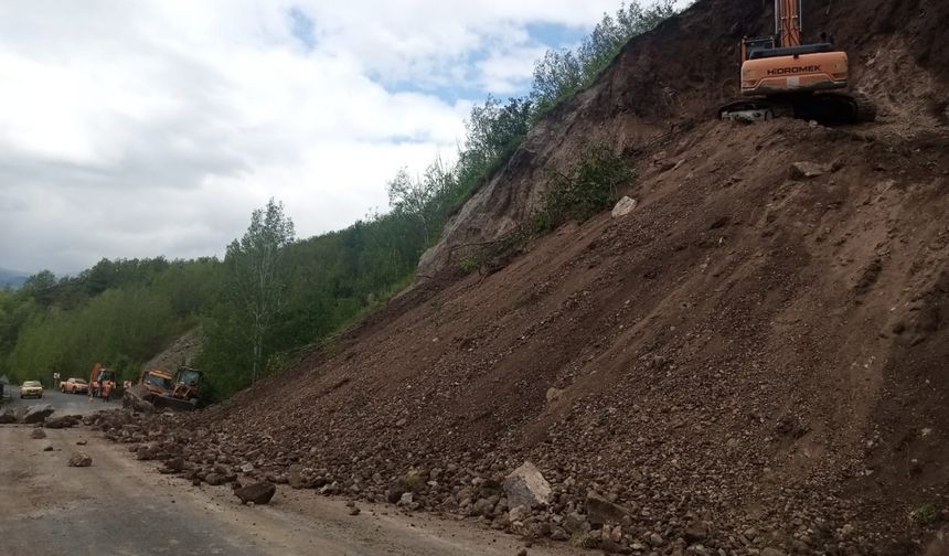 Ardahan'da toprak kayması meydana gelen yolda genişletme çalışması başlatıldı
