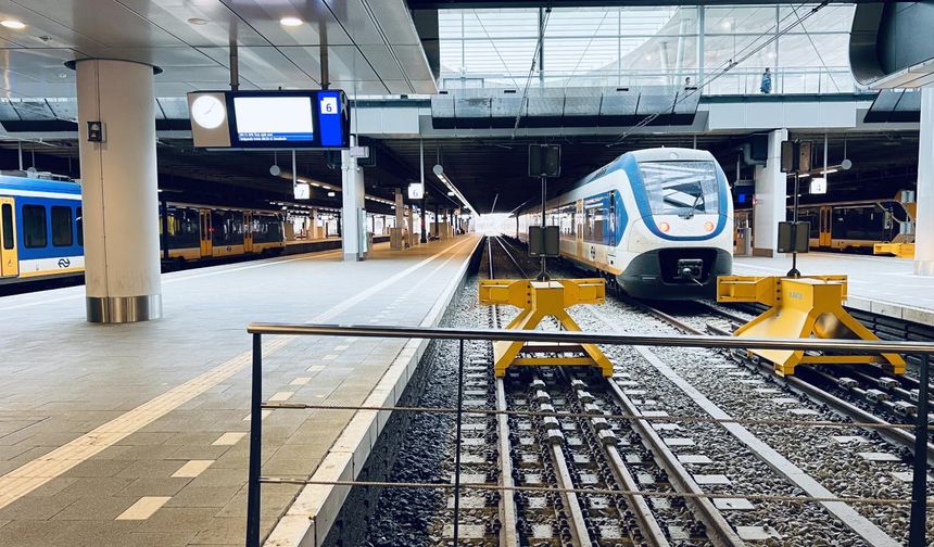 Hollanda'da demir yolu çalışanlarının grevi ulaşımı olumsuz etkiledi
