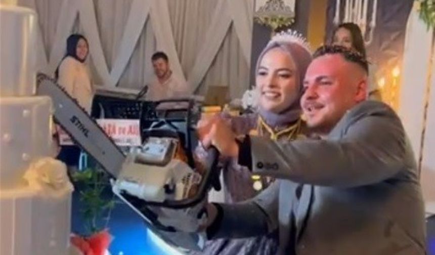 Salona faytonla geldiler, pastayı da motorlu testere ile kestiler