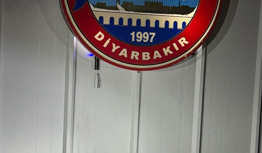 Diyarbakır'da bir otomobilde 2 kalaşnikof ele geçirildi