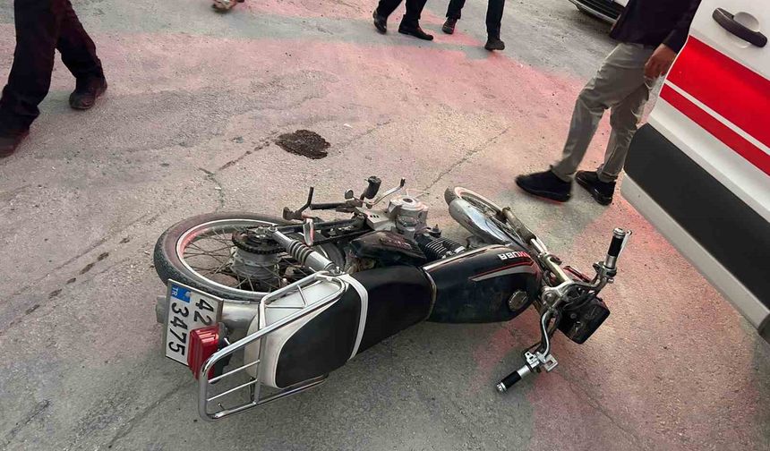 Karapınar’da motosiklet otomobille çarpıştı: 2 yaralı